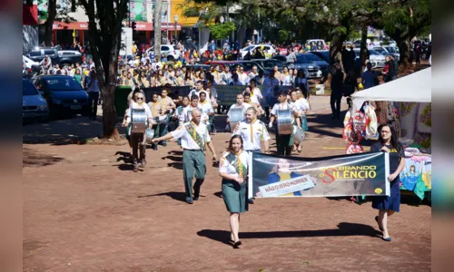 
							Passeata ‘Quebrando o Silêncio’ leva centenas de manifestantes para rua em Apucarana
						
						