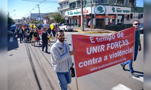 
							Passeata ‘Quebrando o Silêncio’ leva centenas de manifestantes para rua em Apucarana
						
						