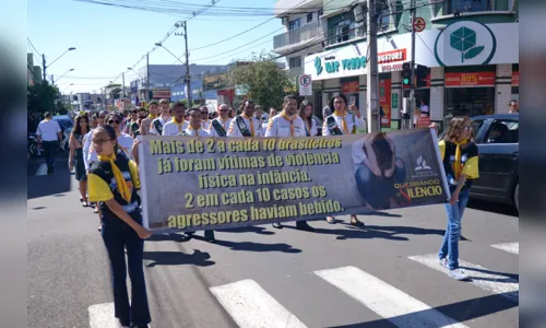 
							Passeata ‘Quebrando o Silêncio’ leva centenas de manifestantes para rua em Apucarana
						
						
