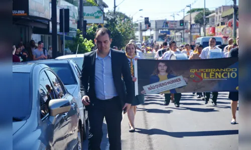 
							Passeata ‘Quebrando o Silêncio’ leva centenas de manifestantes para rua em Apucarana
						
						
