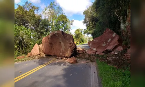 Desmoronamento de terra interdita rodovia no  Paraná
