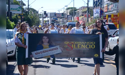 Passeata ‘Quebrando o Silêncio’ leva centenas de manifestantes para rua em Apucarana