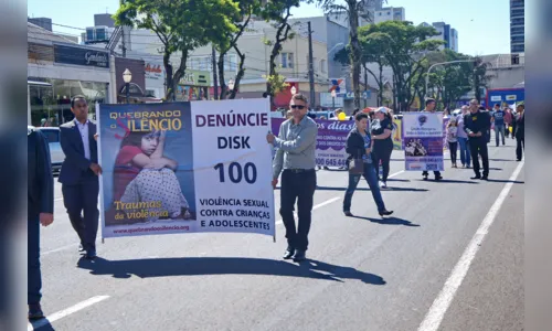 
							Passeata ‘Quebrando o Silêncio’ leva centenas de manifestantes para rua em Apucarana
						
						