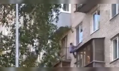 'Homem-aranha' bêbado se dá mal ao tentar tirar onda de super-herói ; veja vídeo