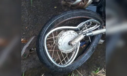 Bombeiros socorrem moça e homem feridos em acidentes com motocicletas