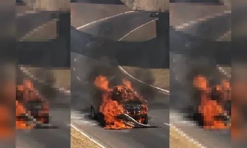 Carro com duas mulheres pega fogo; veja vídeo