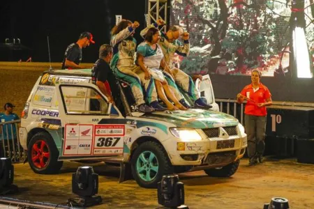 Otávio "Marreco" e Allan Enz na chegada do Rally dos Sertões em Fortaleza-CE - Foto: Ricardo Leizer/Divulgação