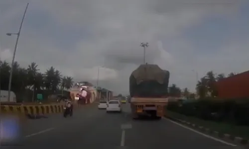 Pais caem de moto e criança continua pilotando; veja vídeo