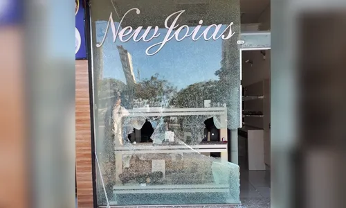 Bandidos arrombam e furtam joalheria nesta madrugada