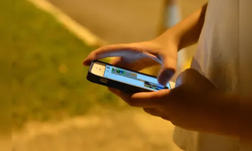 Tempo gasto com celular preocupa adolescentes e pais 