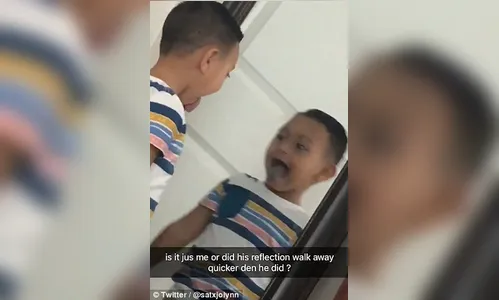  Menino parece se mover mais devagar do que seu reflexo no espelho; veja vídeo