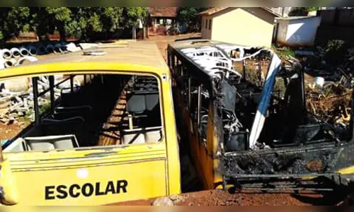 Incêndio destrói ônibus no pátio da Prefeitura de Califórnia