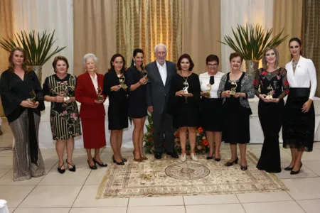 Darci Piana, presidente licenciado da Fecomércio PR, com as homenageadas da noite e a nova presidente da Câmara da Mulher, Vivian Marcato (à direita)