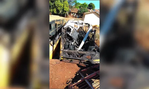 
							Incêndio destrói ônibus no pátio da Prefeitura de Califórnia
						
						