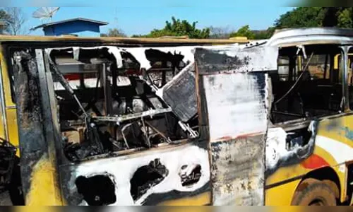 
							Incêndio destrói ônibus no pátio da Prefeitura de Califórnia
						
						
