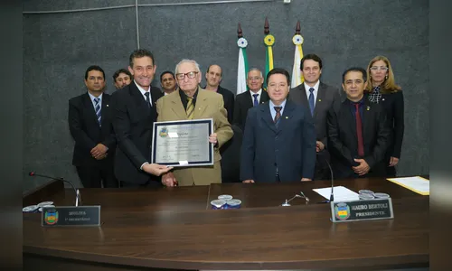 José Kremer recebe o Diploma de Méritos Comunitários da Câmara de Apucarana