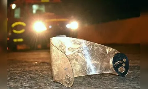 Homem morre e mulher fica ferida após moto se chocar contra poste em Arapongas