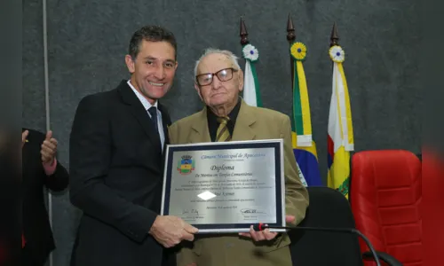 
							José Kremer recebe o Diploma de Méritos Comunitários da Câmara de Apucarana
						
						