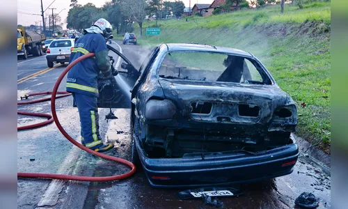 Veículo pega fogo na Avenida Brasil em Apucarana