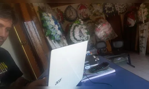 Após invasão de prefeitura pelo MST, servidor público é obrigado a trabalhar em meio a caixões funerários