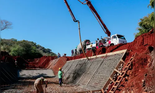 Concretagem do novo vertedouro é iniciada no Parque da Redenção