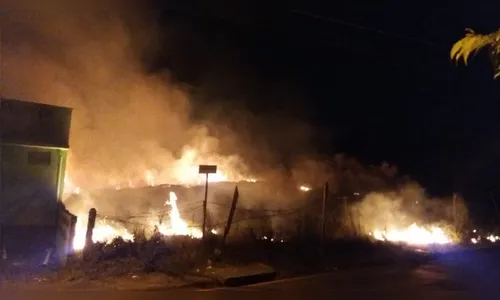 Bombeiros combatem incêndio ambiental no Jardim Catuaí  