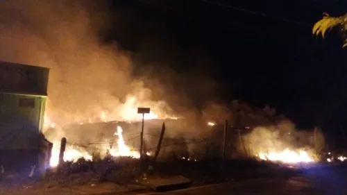 Bombeiros combatem incêndio ambiental​ no Jardim Catuaí ​ - Foto: Reprodução/whatsapp