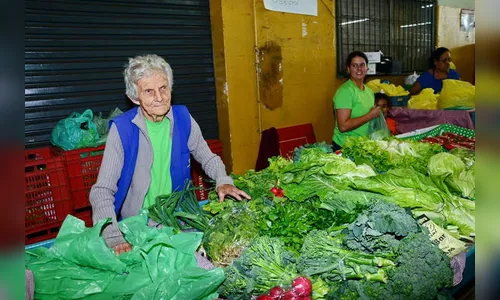 Feirante de 90 anos atende há 42 na Feira do Produtor de Apucarana
