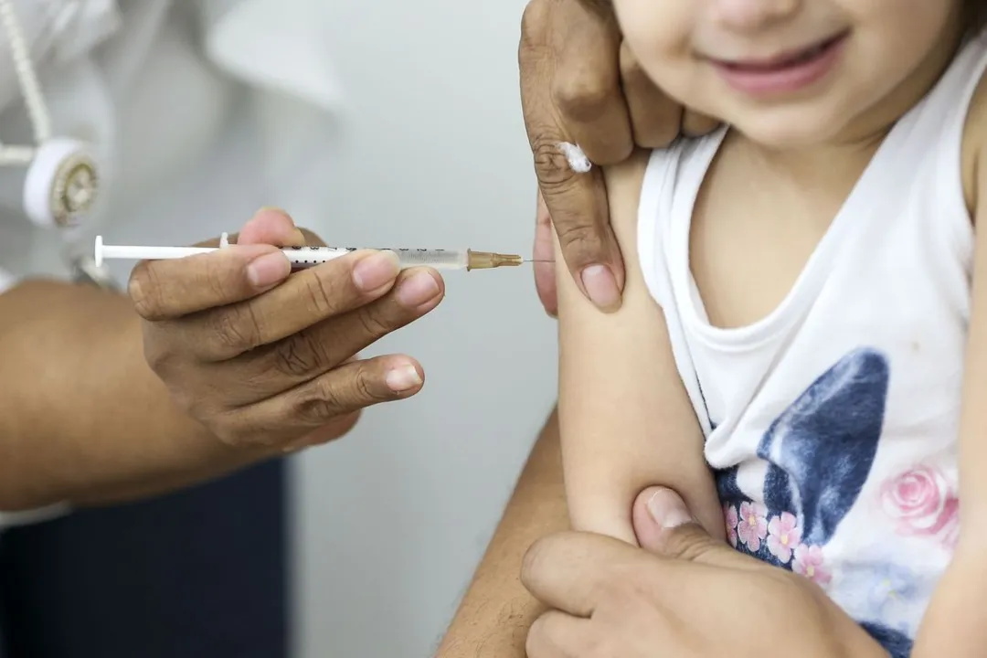 Lei paranaense que pede regularidade vacinal para matricula em escolas pode virar modelo para o país