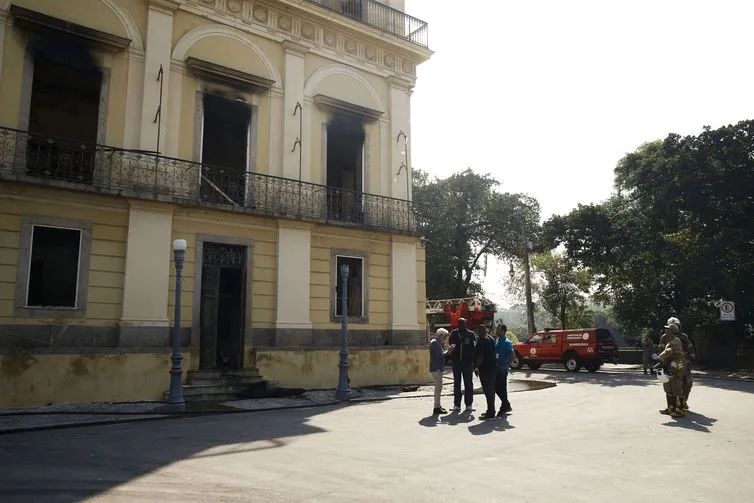 Bombeiros e Defesa Civil trabalham após incêndio no Museu Nacional, na Quinta da Boa Vista, na zona norte do Rio - Tomaz Silva/Agência Brasil
