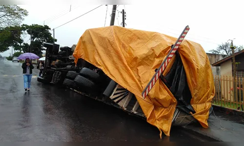 Caminhão tomba e interdita rua parcialmente em Califórnia