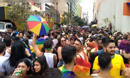 
							Nove mil pessoas participam da 2ª edição da Parada LGBTI em Londrina
						
						