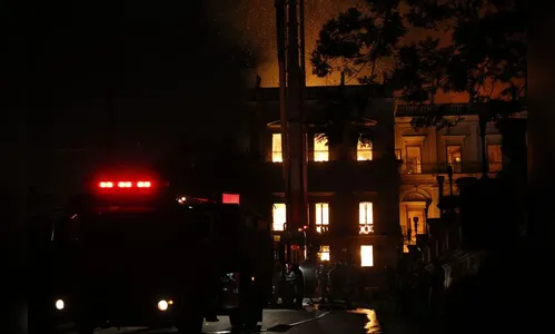 Manifestantes dizem que há desprezo com a ciência em protesto no museu