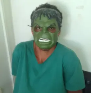 Bandido invadiu uma casa usando a máscara do Hulk. Foto: Reprodução/Polícia Militar