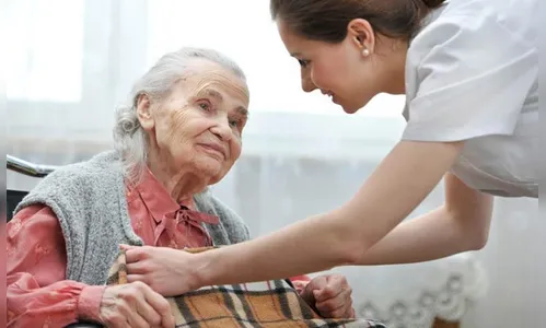 Curso de cuidados com idosos inicia turma 