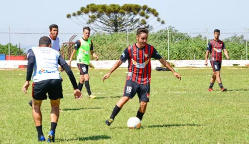 O meia Luis Felipe, prata da casa de Apucarana, aguarda chance para disputar o Paranaense da Terceira Divisão - Foto: Delair Garcia