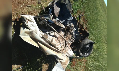 Carro se parte ao meio e casal sobrevive após acidente