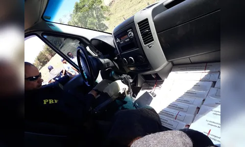 Motorista foge e abandona van lotada de cigarros contrabandeados na BR-369