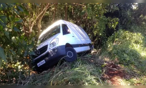 
							Motorista foge e abandona van lotada de cigarros contrabandeados na BR-369
						
						