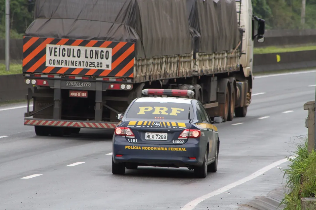 PRF contabiliza oito mortes e 9 mil carros acima da velocidade durante o feriado no Paraná - Foto: Divulgação/PRF