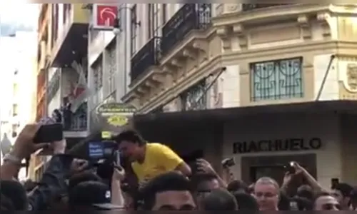 
							Jair Bolsonaro leva facada durante campanha em Minas Gerais
						
						
