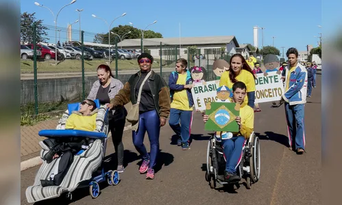 Cerca de 800 pessoas participam do desfile cívico da Apae