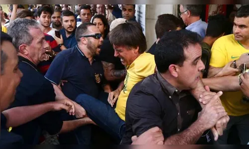 Bolsonaro foi atingido no fígado, pulmão e intestino, relata filho