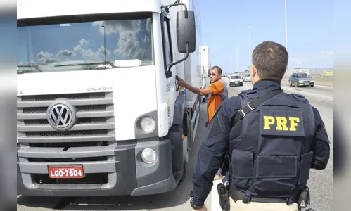 PRF vai restringir trânsito de veículos pesados em estradas no feriado