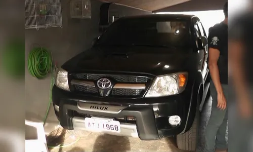 Assaltantes invadem residência, amarram casal e roubam dois veículos em Faxinal