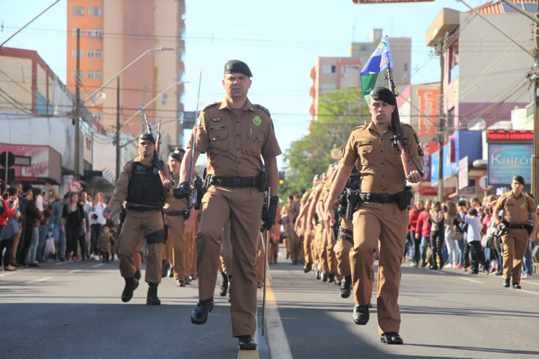 Milhares de araponguenses assistem desfile no centro da cidade