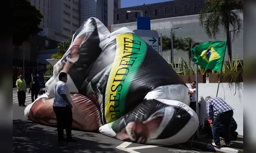 Apoiadores inflam boneco de Bolsonaro em frente ao hospital