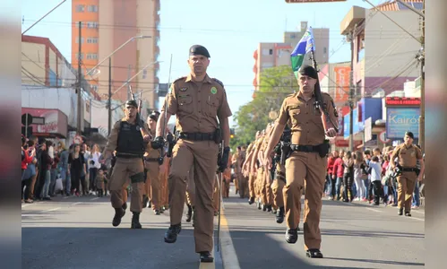 Milhares de araponguenses assistem desfile no centro da cidade