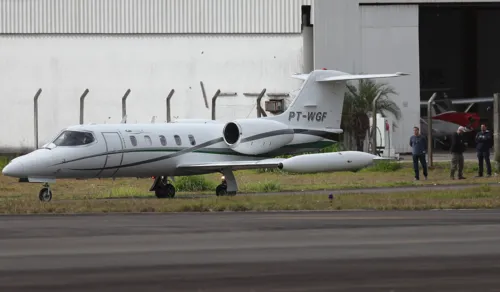 Avião que levou Bolsonaro de Juiz de Fora a São Paulo Foto: Reprodução - Ricardo Moraes/Reuters)