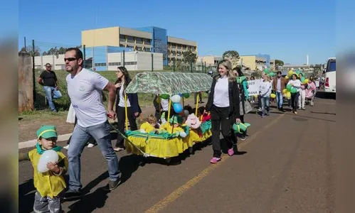 Desfiles atraem grande público hoje em Apucarana e região